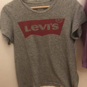 En grå Levis t-shirt, passar med allt. Köpte den för ca 2,5 år sedan. Inga defekter alls. Köparen står för frakt om inte original pris är 299kr