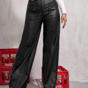 Läderbyxor - Säljer dessa läderbyxorna från SHEIN (köpta på Plick) då jag vill köpa ett par nya i en annan modell, jag är ca 160cm lång och byxorna har inga defekter, passar till allt, hör av er🥰 