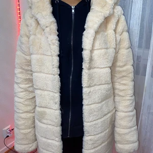 PÄLSJACKA!! - Har används några gånger men den är skadefri, varm och skön 