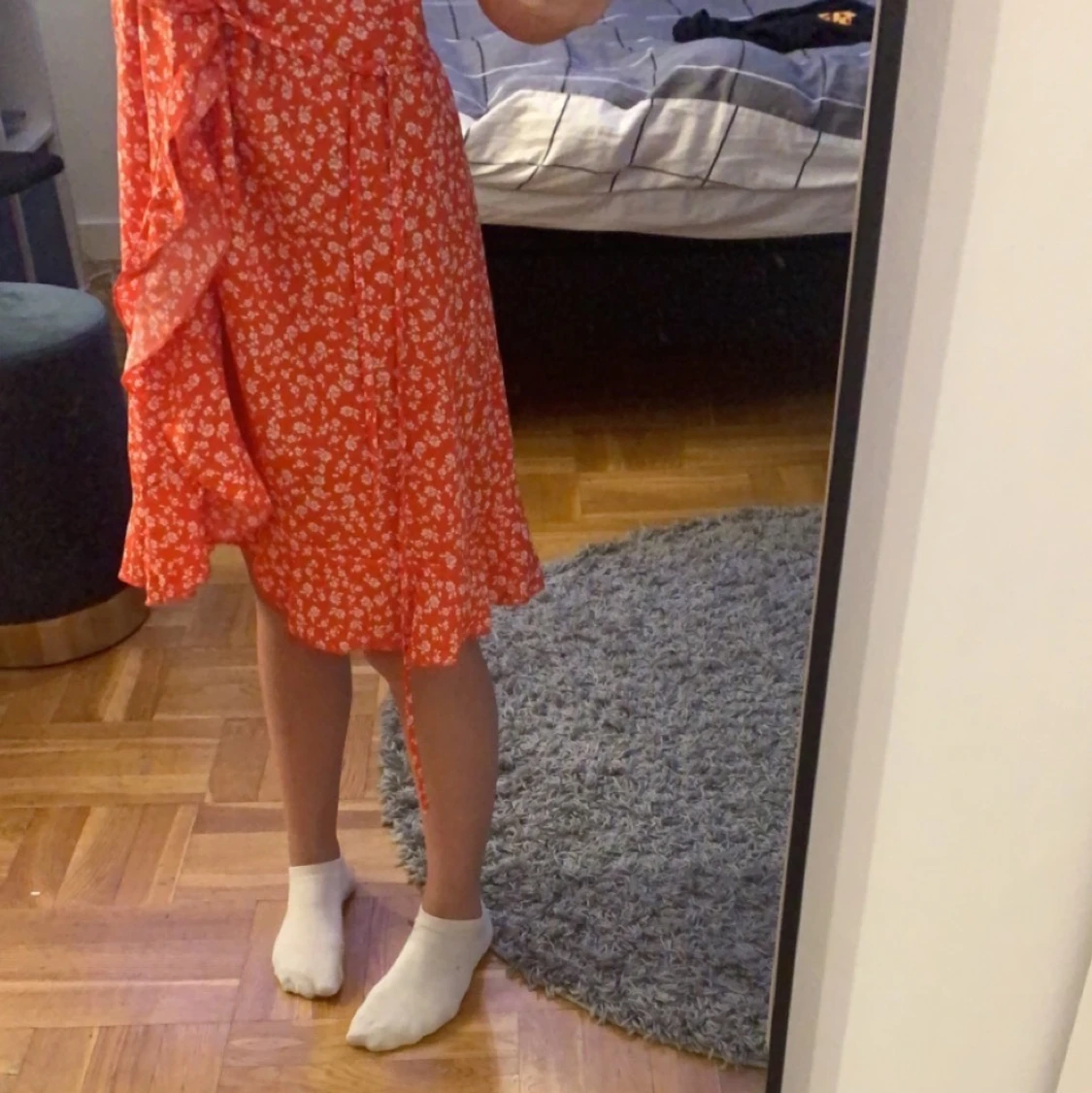 Shein röd och vit blommig klänning.