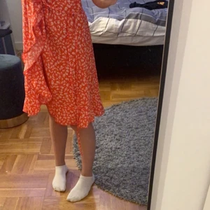 Shein röd och vit blommig klänning. - Röd klänning med vita blommor på jätte skönt material. Den har volanger eller vad man ska säg som man ser på bild ett, den har inga fläckar mm. Har bara använt 1 gång så är i jättebra skick, den har röda axelband med vita blommor på också. Frakten står köparen för, klänningen med frakten blir tsm 90. Kontakta mig vid frågor, mer bilder, mm.❤️ 