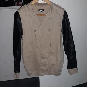 Sommarjacka storlek s - Säljer min jacka för att jag ej använder den. Det är inget fel på jackan sitter lite tjat vid armarna då jag e i storlek m. Jackan har två fickor vid bröstet. Det stängs med knappar jag personligen tycker det är snyggare öppen än stängd. Armarna är skinn.