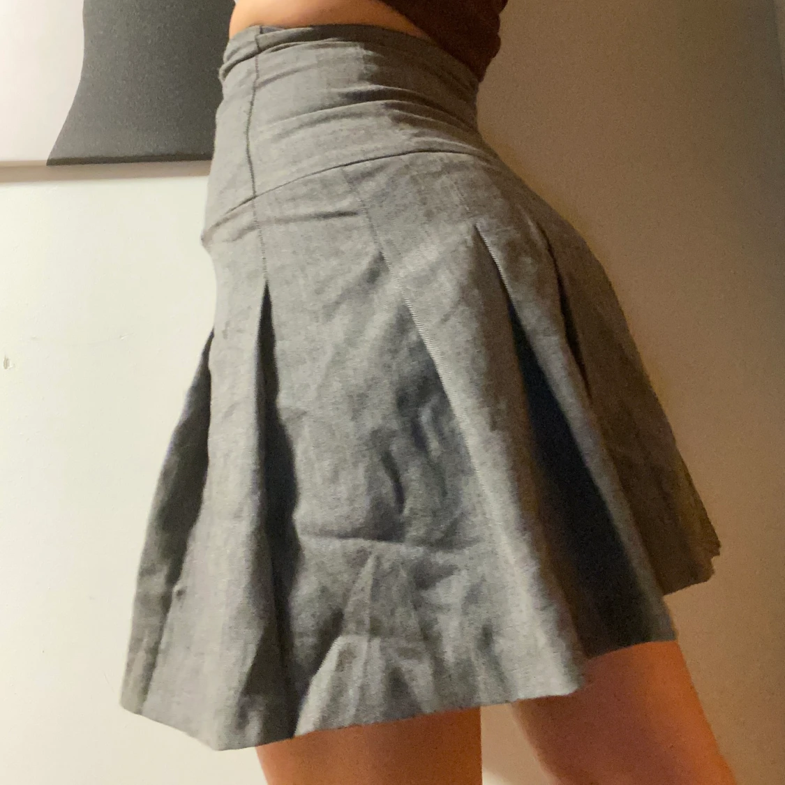 Grå kjol med veck och knappar - 91