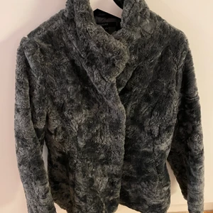 Gina Tricot pälsjacka S. Nyskick - Gina Tricot pälsjacka S. Nyskick •färg: silver grey  •storlek S 36/38 •säljes då jag inte får användning för jackan Sparsamt använd så jackan är i väldigt gott skick •pris: 190 kr 📍Kan mötes upp i Mölnlycke centrum 🚫Djurfritt och rökfritt hem 📬Kan skickas mot fraktkostnad