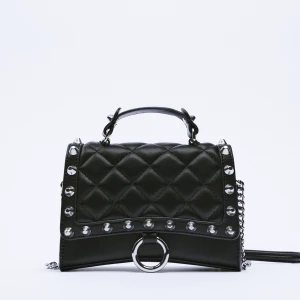 Zara väska  - Säljer min väska från zara💓Köpte den för någon månad sen men har aldrig använt den. HÖGSTA BUD: 150kr 