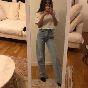 Jeans storlek 32  - Nu säljer jag mina jeans från Gina tricot, för att jag inte fått Användning av dem 💙nyskick💙 är 1,60 cm lång 👌🏽 Det kommer komma frakt också!! 