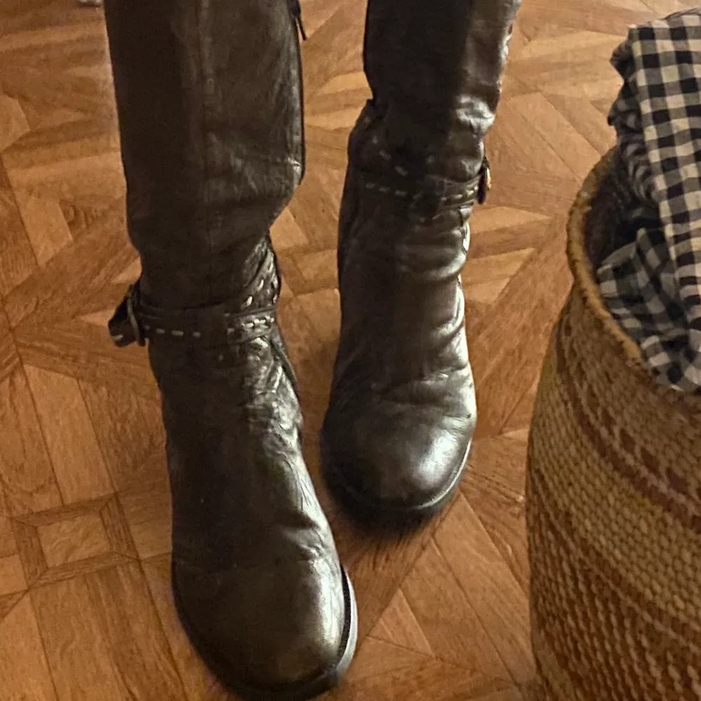 Säljer dessa skit snygga boots!! Storlek 40, men jag har storlek 38 och det passar bra på mig. Dom är i en brungrön färg och har några detaljer nedtill. . Skor.