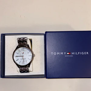 Tommy hilfiger klocka - Super snygg Tommy hilfiger klocka, lite vintage stil & speciell klocka❤️ har kartong & en liten innehållsförteckning i den, dock är batteriet slut så de får man fixa på egen hand hos en urmakare❤️