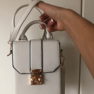 Väska  - Kvadratisk vit väska som är perfekt för när man ska ut på middag eller gör något lite mer festligt. Knappt använd som ni kan se