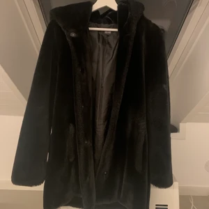 Pälsjacka - En så mysig och skön jacka från Bubbelroom by Molly Rustas. Köpt för några år sedan och sedan omsydd hos skräddare så det finns ingen exakt likadan, skriv för fler bilder🌸💓