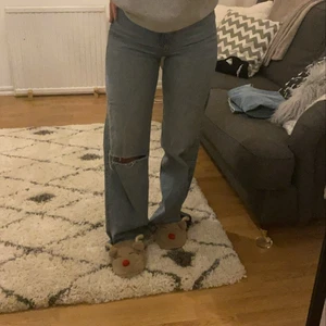 Jeans  - Säljer dessa snygga jeans från Monki🙈💘 Eget klippt hål och små klippta slitsar längst ner🤩 Strl 26, Köparen står för frakten!!🤍🤍