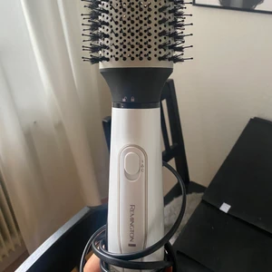 Remington varmluftsborste - Säljer min fullt fungerande varmluftsborste från Remington, använd ca 4 gånger och säljs pga jag har för tunt hår för att styla det med denna. Nypris 599kr, köparen står för frakt☺️