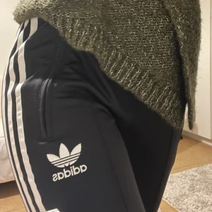 Adidas storlek S  - Original Adidas byxa (primeblue sst track pants) ordinarie pris 549kr säljer för 350 då den är i bra skick som ny. Har haft på mig den max 1 eller 2 gånger då den är ganska liten på mig.
