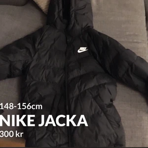 Nike Jacka  - Oanvänd då jag har annan jacka Strl 148-156cm annonsen finns på tise ockwå 300kr om ni köper de idag 