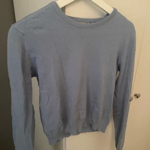 Pull and Bear fin stickad tröjor🥰 - Säljer båda två för 50 kr styck 🥰 Använda några gånger men inte mycket💕 Ena tröjan är ljus blå och and grå/svart❤️