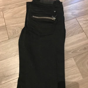 Byxor - Svarta byxor från Only i strl 32/32. Använda några gånger. Köparen står för eventuell frakt. 