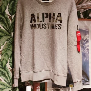 Alpha Industries tröja - Säljes i bra men använt skick. Inga hål eller slitningar på plagget. Säljes i befintligt skick. 