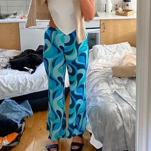 Byxor från zara strl m - Jättesköna mönstrade byxor från zara