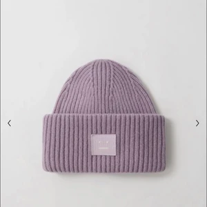 Acne Studios mössa - Säljer min jättefina lila acnemössa i ovanlig färg.💜 Mössan är slutsåld på hemsidan och köpt 2019 men sparsamt använd under endast en säsong, mössan är alltså i mycket gott skick!💜 köparen står för frakten.