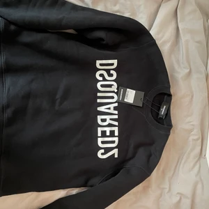 Dsquared 2 Sweatshirt  - Dsquared 2 tröja helt äkta från Thern n lunds, köptes idag på rea så säjer ändast för att investera. Helt ny, kvitto och plaggpriset sitter kvar. Storlek S men  den passar M också. ordinarie pris är 3400kr.