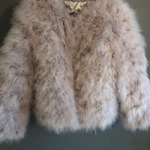 Fjäderjacka i stl 34/36 - Säljer en superfin fjäderjacka från Dennis Maglic storlek XS-S. Fodrad med mjukt silke, stängs med en hake. Aldrig använd endast testad. 