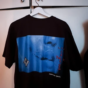 Cactus jack tisha - Köpt på PlugMe 2020, använd nån gång! Buda!