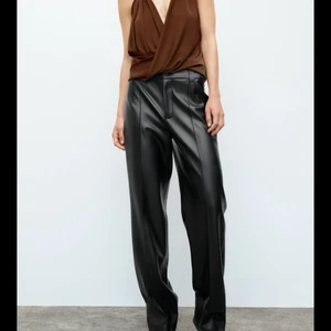 ZARA skinnbyxor  - Säljer dessa byxor från Zara, strl M. Lagom långa i benen på mig som är 173cm. Rensar garderoben så måste göra mig av med dessa :/ har använt dem 1 gång så i perfekt skick.