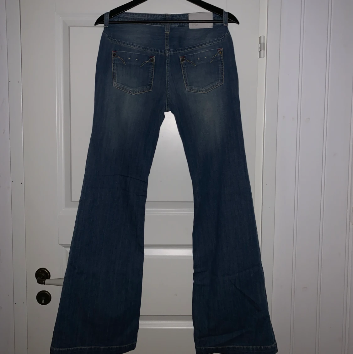 Utsvängda jeans med fickor framtill - 90