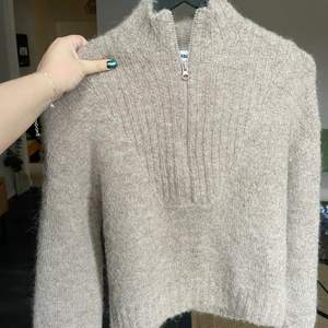 Beige stickad tröja från Weekday i strl S, använd ett fåtal gånger!!❤️‍🔥 180kr+frakt , nypris 500kr