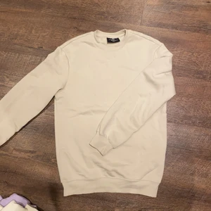 Sweatshirt - Beige sweatshirt från H&Ms herravdelning i storlek xs men sitter lite oversize på mig som vanligtvis har s. Den är i mycket bra skick och köparen står för frakt