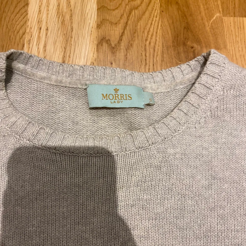 Säljer denna superfina stickade Morris tröjan då den tyvärr börjar bli för liten för mig. Superskönt material💗 hör av dig om du vill ha fler bilder eller vid frågor💗 !!köparen står för frakten!!(pris kan diskuteras). Tröjor & Koftor.