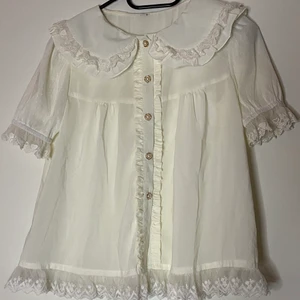 Blus - Söt blus från spreepicky. Passar under klänningar och kan användas till lolita eller hime gyaru. Strl M (liten i strl så pasta nog bättre på xs-s). 