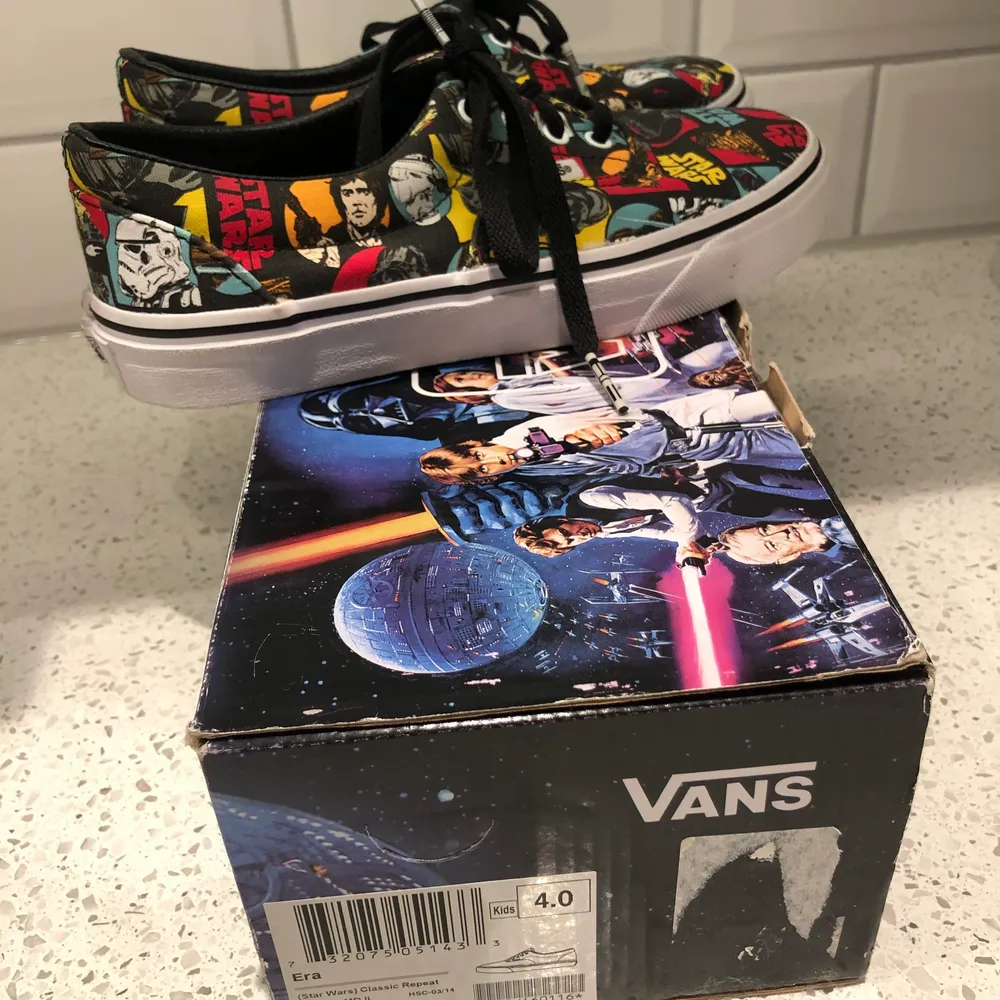 Säljer mina star wars limited edition skor oanvända eftersom de inte passar mig. Kartong medföljs. Storleken på skorna är 35 men skulle säga att de är 36 eftersom storleken på skorna är större.  Säljer dessa för  600kr eller högsta bud. Pris går dock att diskutera. Går att frakta men står inte för frakten☺️. Skor.