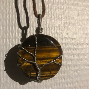 Tigeröga - En berlock med tigeröga med ett trädliknande motiv av ståltråd, handgjord av mig, frågor eller fler bilder? Dm🥰