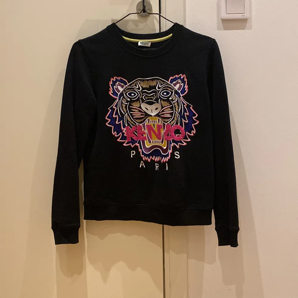 Säljer nu min fina kenzo pågrund av att den inte kommer till användning längre. Har använt tröjan 4/5 gånger och den känns som ny❤️ tröjan har inga skador eller fläckar. Nypris 2100kr priset kan alltid diskuteras. Neuletakit & Villapaidat.
