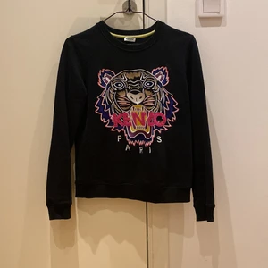 Kenzo sweatshirt  - Säljer nu min fina kenzo pågrund av att den inte kommer till användning längre. Har använt tröjan 4/5 gånger och den känns som ny❤️ tröjan har inga skador eller fläckar. Nypris 2100kr priset kan alltid diskuteras