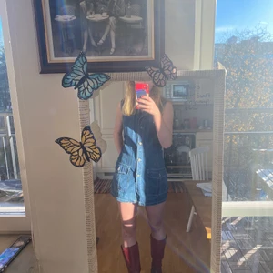 Blå jeansklänning - Superfin jeansklänning! Köptes i somras på secondhand men är så gott som ny. Jag älskar den, men måste sälja den då den tyvärr är för kort för mig som är 174 cm. Passar perfekt till boots också💙