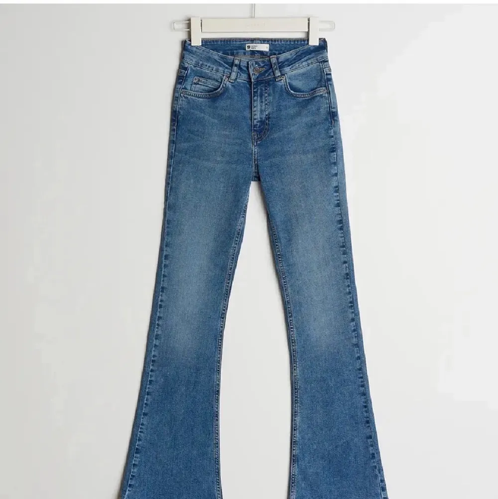 Säljer dessa bootcut jeans från Gina pågrund av att de för små. Köpt för 500kr säljer för 100kr. Jeans & Byxor.