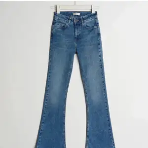 Säljer dessa bootcut jeans från Gina pågrund av att de för små. Köpt för 500kr säljer för 100kr