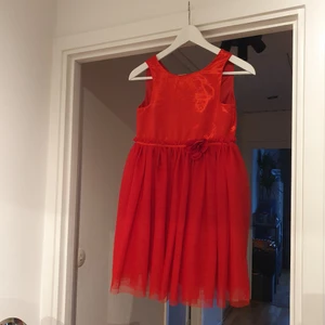 Röd barnklänning i storlek 140 - Mycket fin barnklänning i storlek 140. Använd endast en gång. Klänningen är i nyskick. 50 kr eller bud 
