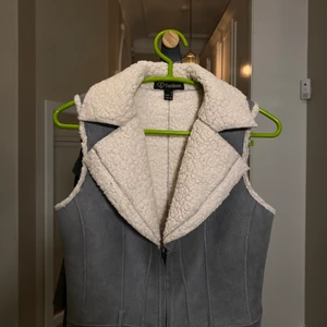snygg väst från 90 talet  - jätte härlig väst som använda i vinter eller höst, som ny. jätte skön inuti. 