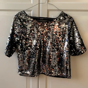 Paljett topp - Snygg paljett topp som är perfekt för festligare event! Använd 1 gång och är i bra skick. Paljetterna sticks inte mot huden vilket gör den väldigt bekväm att bära. Köparen står för fraktpriset! 