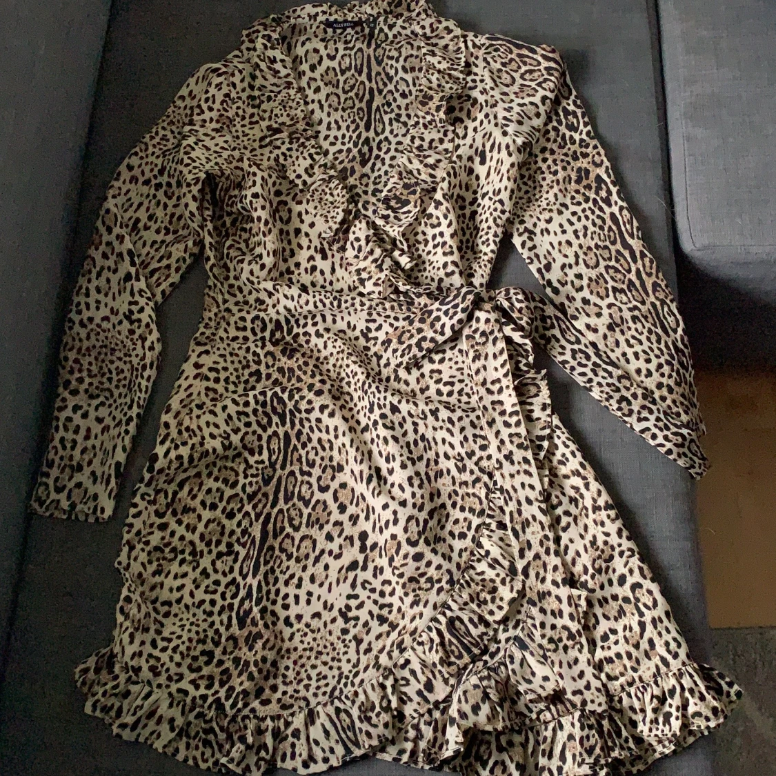 V-ringas volang leopard klänning - 90