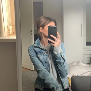 Hm jeansjacka  - Tight jeansjacka ljusblå med ljusare partier 