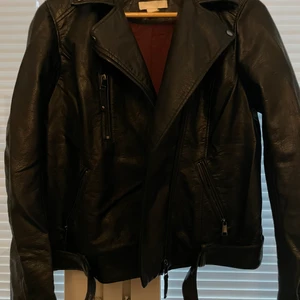 Skinnjacka  - Säljer en fantastisk fin skinnjacka, använd några få gånger