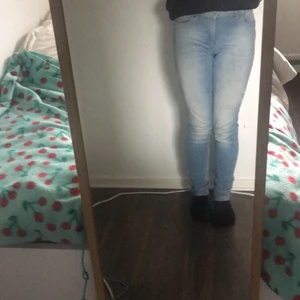 Jeans - Ljusblåa Skinny jeans ifrån märket stradivarius. I storlek XS,kan passa mindre S), de har fläckar på insidan men det syns ju inte💞