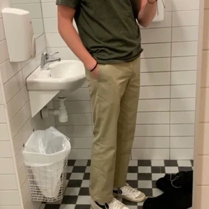 Dickies 874 beige - Jätte trendiga Dickes 874 i näst in till toppskick. Straight extremt snygg passform. Säljer på grund av att jag växt ur dem. Nypris 700