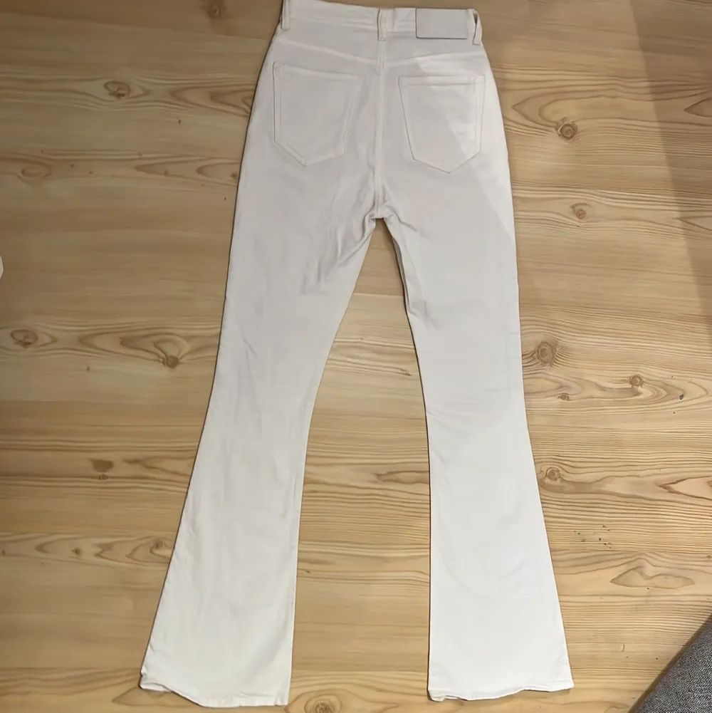 Oanvända vita bootcut jeans från Tiger of Sweden. Aldrig använda eftersom de är för små för mig. På ena framfickan (bild 3) finns ett grått streck som jag inte vet vad det är, kanske går bort i tvätten. Kostar 100 kr+frakt.💗. Jeans & Byxor.