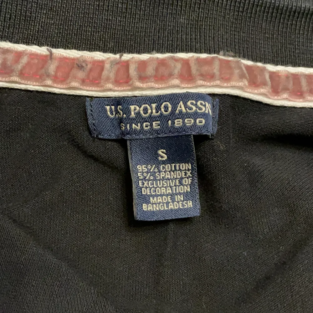 En fin svart pikétröja U.S. Polo😍 Köparen står på frakt. Säljer eftersom det inte är riktigt min stil så kommer inte så mycket till användning. Det är storlek S men passa lika bra för de som har XS Om du är intresserad kan du gärna skicka ett meddelande 💗. T-shirts.