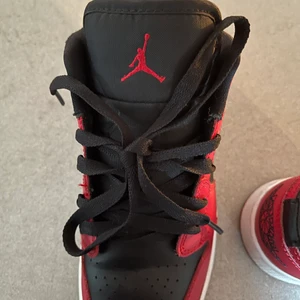 Air Jordan 1 Low Reverse Bred (Gs) - Jordans, storlek 37,5, lite crease, använda ca 10 gånger, bra skick. Ny pris 1 150kr